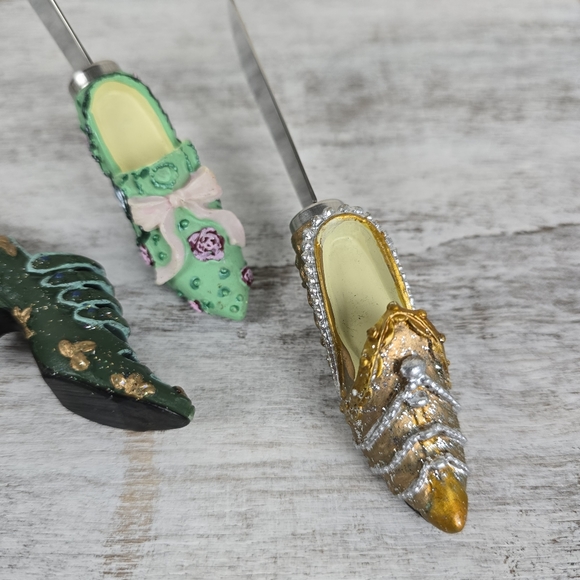 Four Butter Cheese Spreaders With Fancy Shoe Theme - Picture 5 of 9